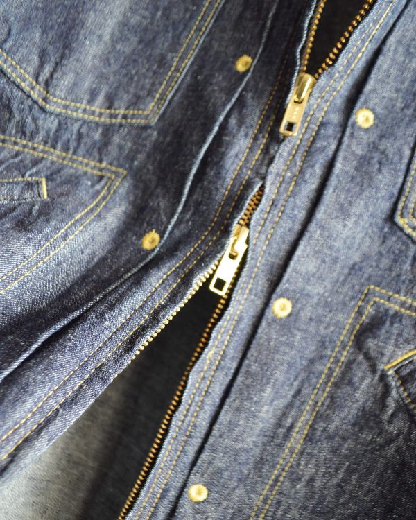 夏も羽織れる、遊び心と軽さを纏った一着