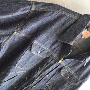 夏も羽織れる、遊び心と軽さを纏った一着