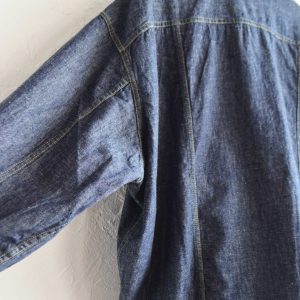 夏も羽織れる、遊び心と軽さを纏った一着