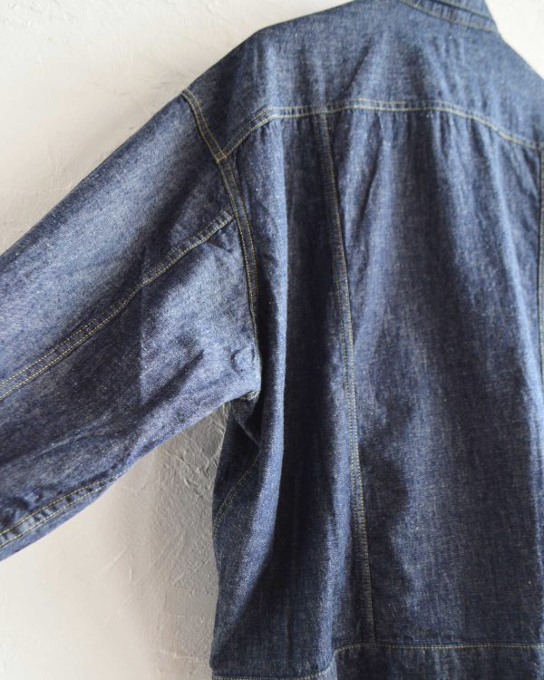 夏も羽織れる、遊び心と軽さを纏った一着