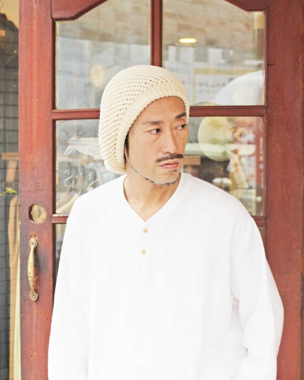 夏も心地よく、自由に楽しめる、ザックリ編みの万能ニットタム