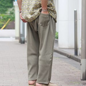 汗ばむ季節も、さらりと快適。天然ヘンプ×ミニワッフルの涼感パンツ