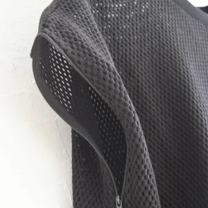 ファスナーひとつで自在に変化するメッシュノースリーブ