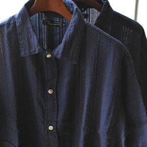 夏に映える、大人の透け感シャツ