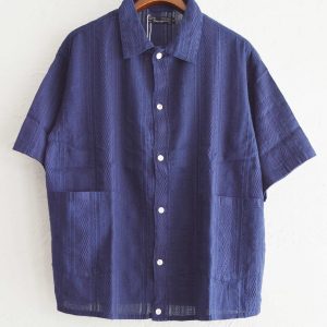 夏に映える、大人の透け感シャツ