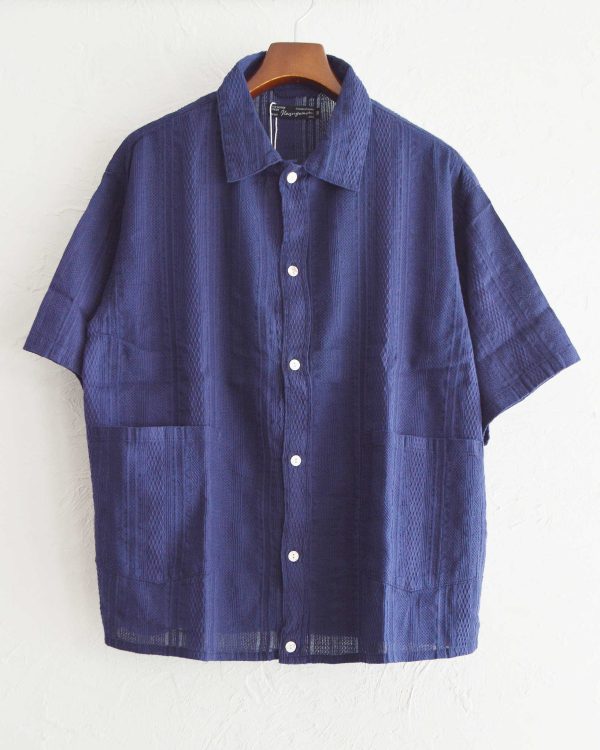 夏に映える、大人の透け感シャツ