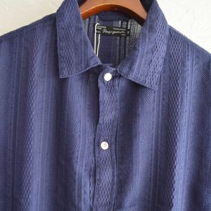 夏に映える、大人の透け感シャツ