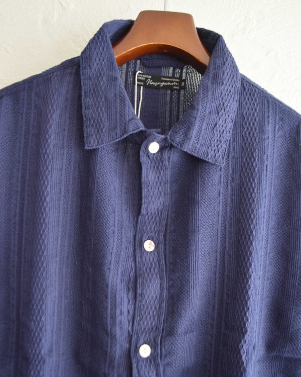 夏に映える、大人の透け感シャツ