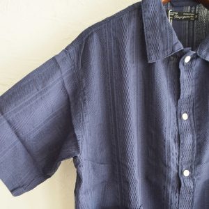 夏に映える、大人の透け感シャツ