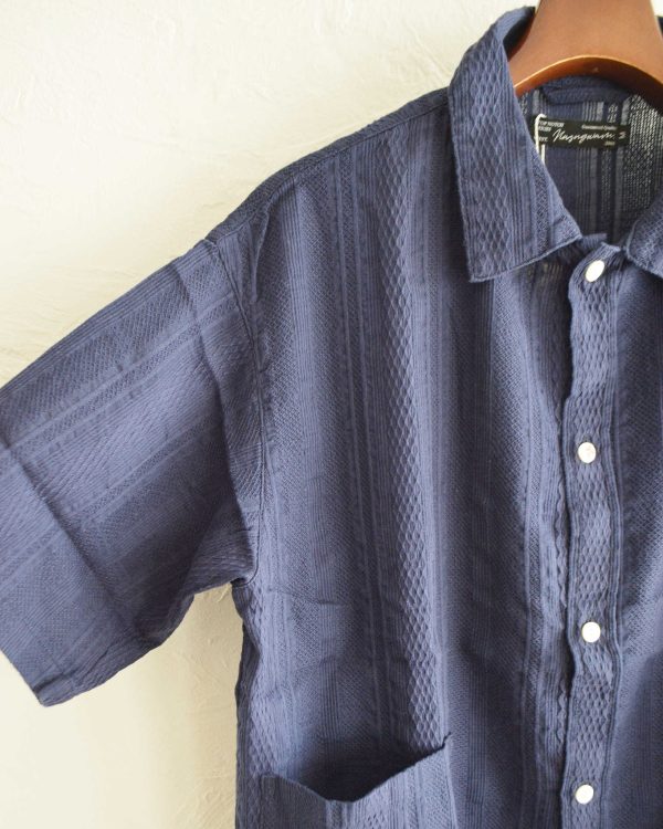 夏に映える、大人の透け感シャツ