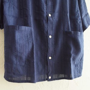 夏に映える、大人の透け感シャツ