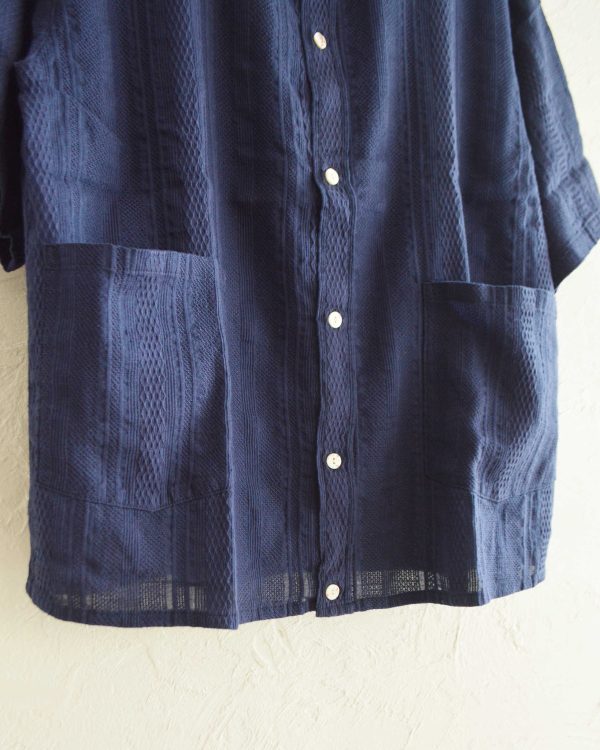 夏に映える、大人の透け感シャツ