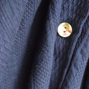 夏に映える、大人の透け感シャツ