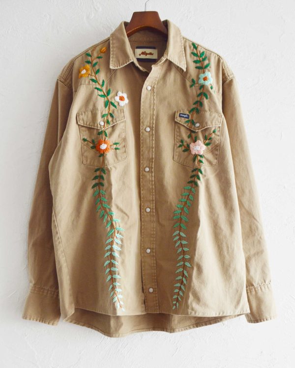 一点一点、手の温もりを感じる特別な刺繍シャツ