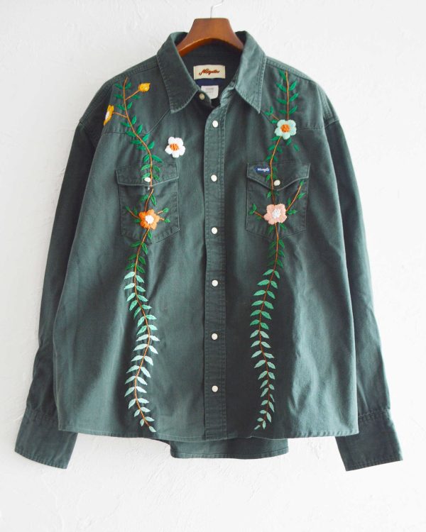 一点一点、手の温もりを感じる特別な刺繍シャツ