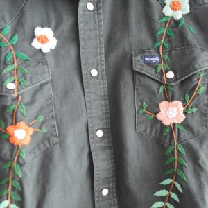 一点一点、手の温もりを感じる特別な刺繍シャツ