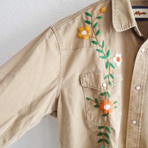 一点一点、手の温もりを感じる特別な刺繍シャツ