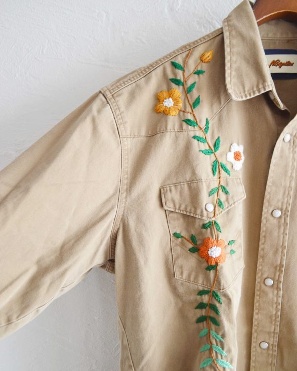 一点一点、手の温もりを感じる特別な刺繍シャツ