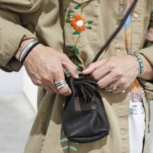 手刺繍シャツとクラフトアイテムの着こなし3選