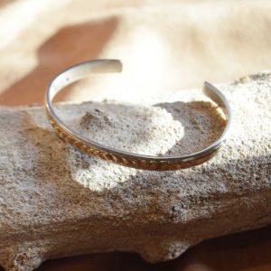 シルバーとゴールドが織りなす、上質な存在感