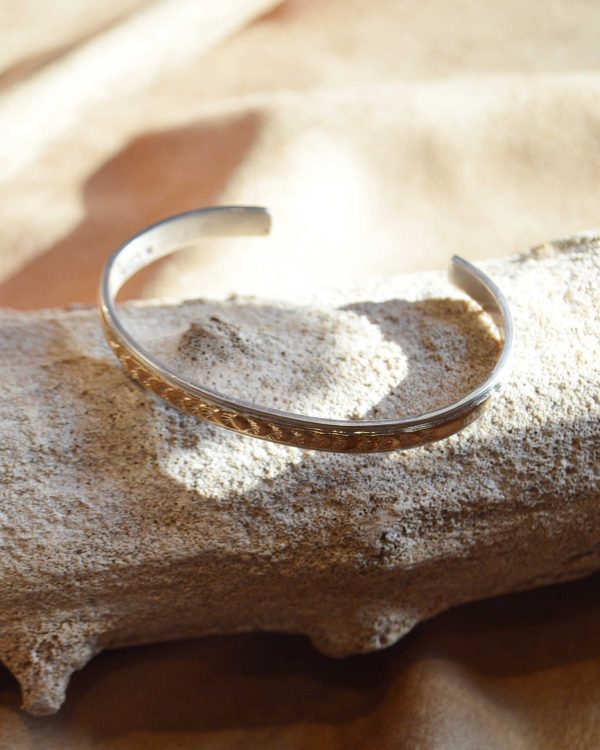 シルバーとゴールドが織りなす、上質な存在感