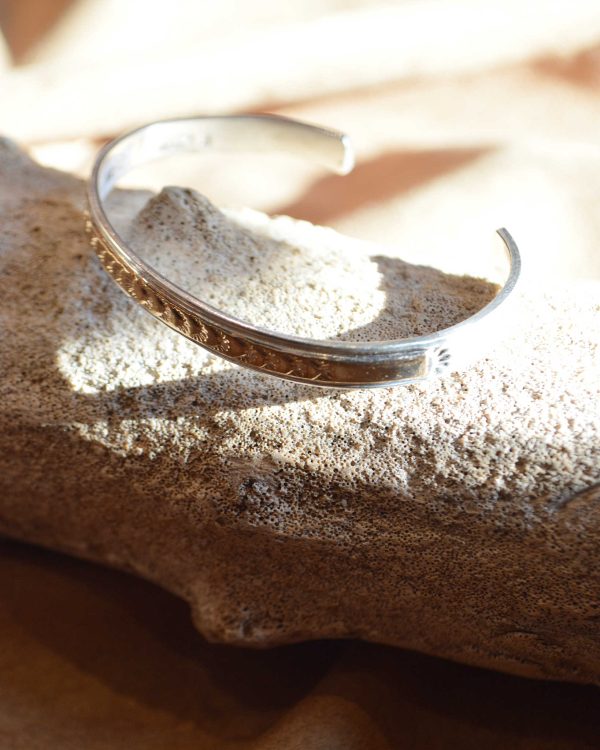 シルバーとゴールドが織りなす、上質な存在感