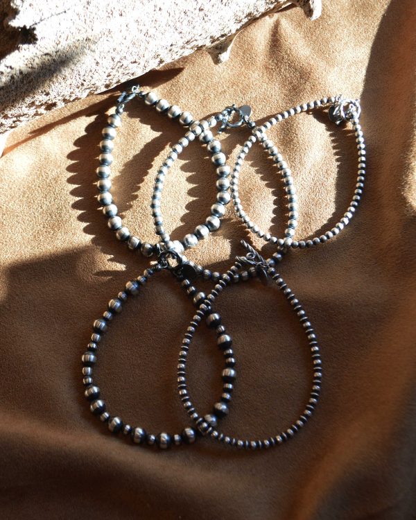 重ねても、ひとつでも。シンプルだからこそ映えるナバホパールブレスレット