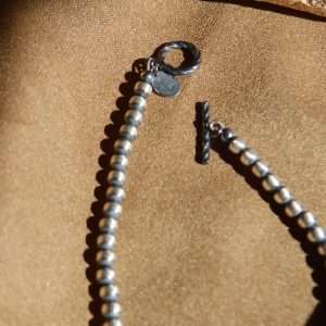 重ねても、ひとつでも。シンプルだからこそ映えるナバホパールブレスレット