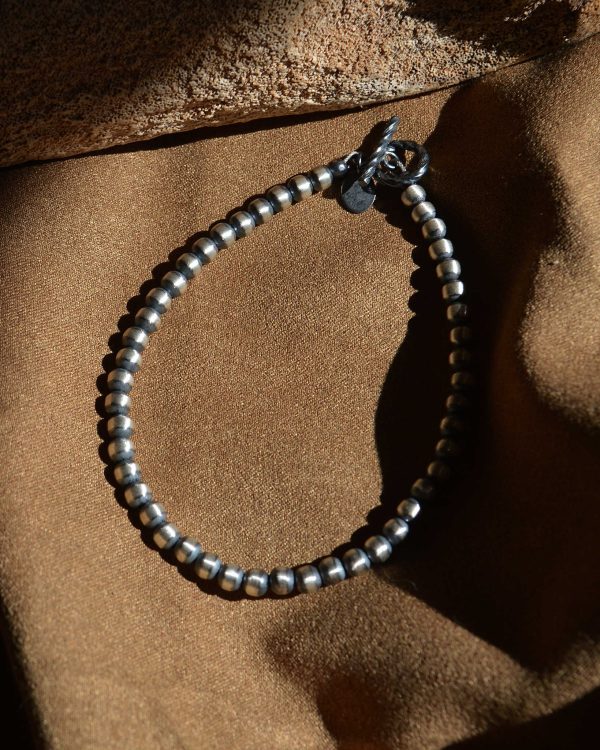 重ねても、ひとつでも。シンプルだからこそ映えるナバホパールブレスレット