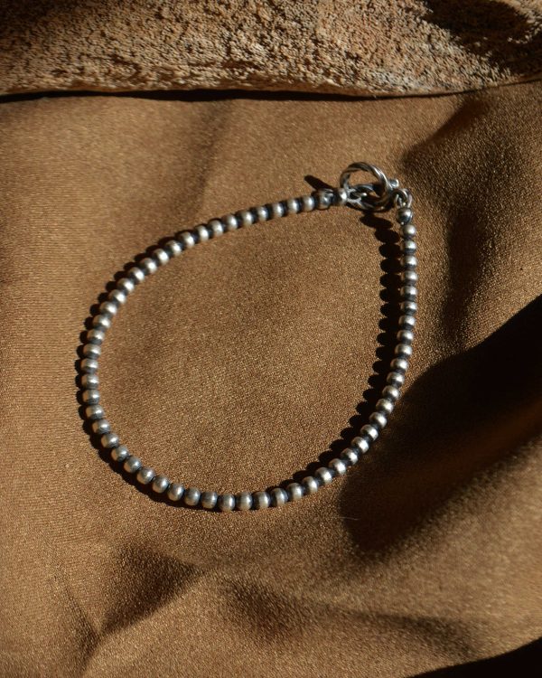 重ねても、ひとつでも。シンプルだからこそ映えるナバホパールブレスレット
