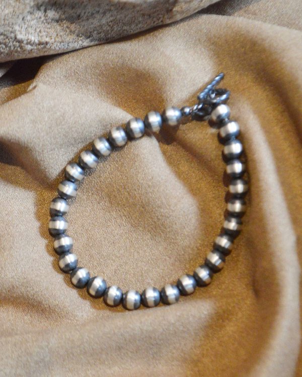 重ねても、ひとつでも。シンプルだからこそ映えるナバホパールブレスレット