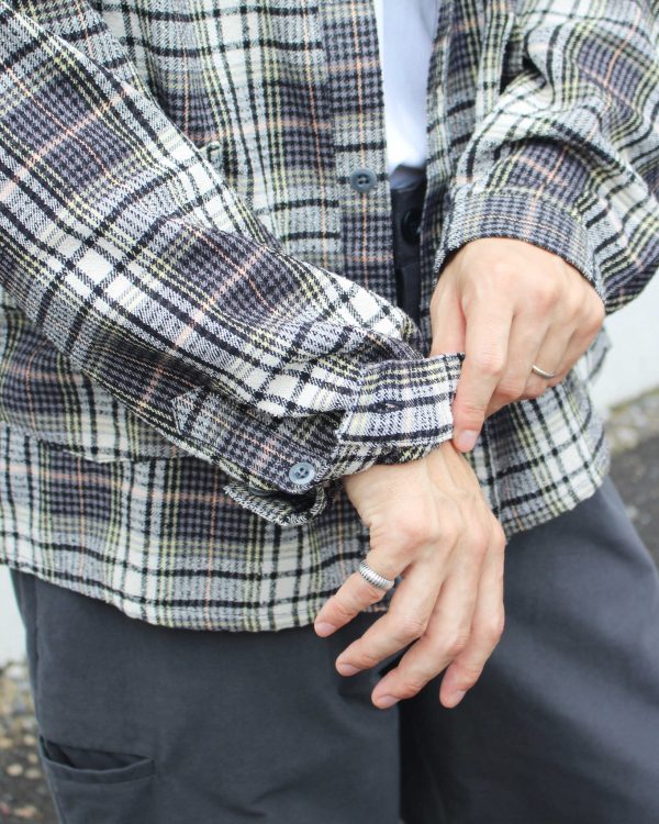 ラフに羽織れて、どこか上品。大人のチェックJKT