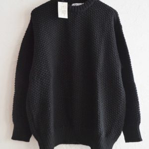 伝統が紡ぐ、冬のあたたかさ。KERRY WOOLLEN MILLSのモスステッチセーター。