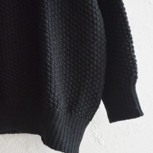 伝統が紡ぐ、冬のあたたかさ。KERRY WOOLLEN MILLSのモスステッチセーター。