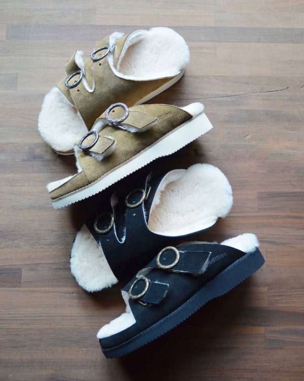 ムートン仕様のスライドサンダル