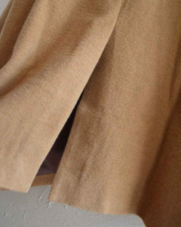 柔らかく、暖かいBASISBROEKの主役コート「BALENN」