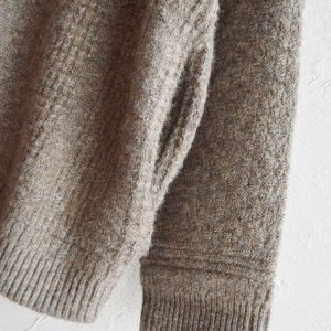 立体感と柔らかさを併せ持つ、病みつきミックスニット。