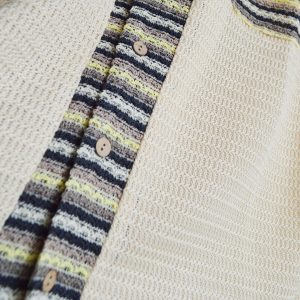 透け感を楽しむ、大人のクロシェシャツ。