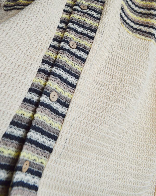 透け感を楽しむ、大人のクロシェシャツ。