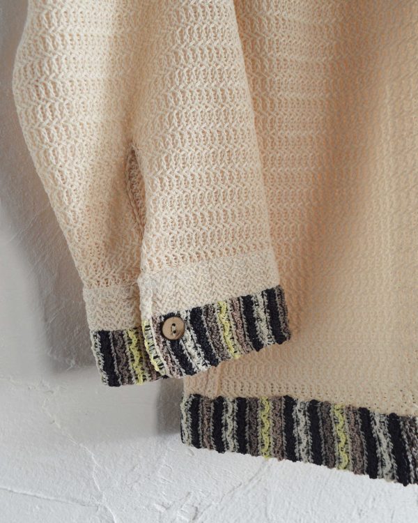 透け感を楽しむ、大人のクロシェシャツ。