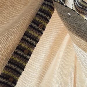 透け感を楽しむ、大人のクロシェシャツ。