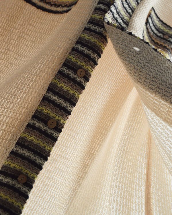 透け感を楽しむ、大人のクロシェシャツ。