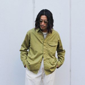 羽織れるシャツ。