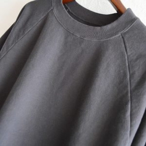 今も春もちょうどいい、80’sライクなラグランスウェット