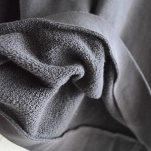 今も春もちょうどいい、80’sライクなラグランスウェット