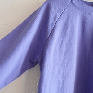 今も春もちょうどいい、80’sライクなラグランスウェット