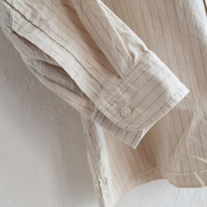 少し変わった、でも着やすいレギュラーシャツ