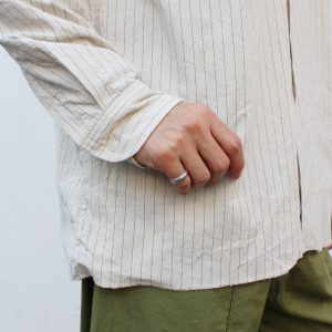 少し変わった、でも着やすいレギュラーシャツ