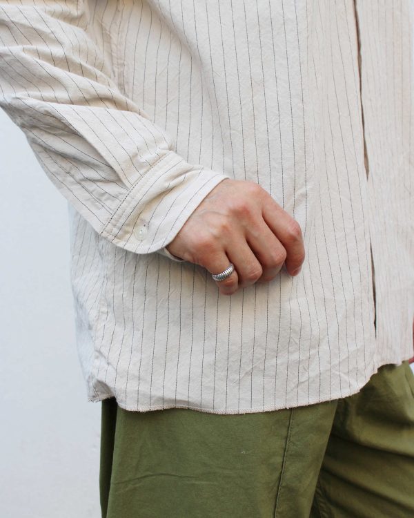 少し変わった、でも着やすいレギュラーシャツ