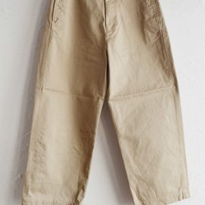 明日発売。今の気分にちょうどいい無骨なチノパン